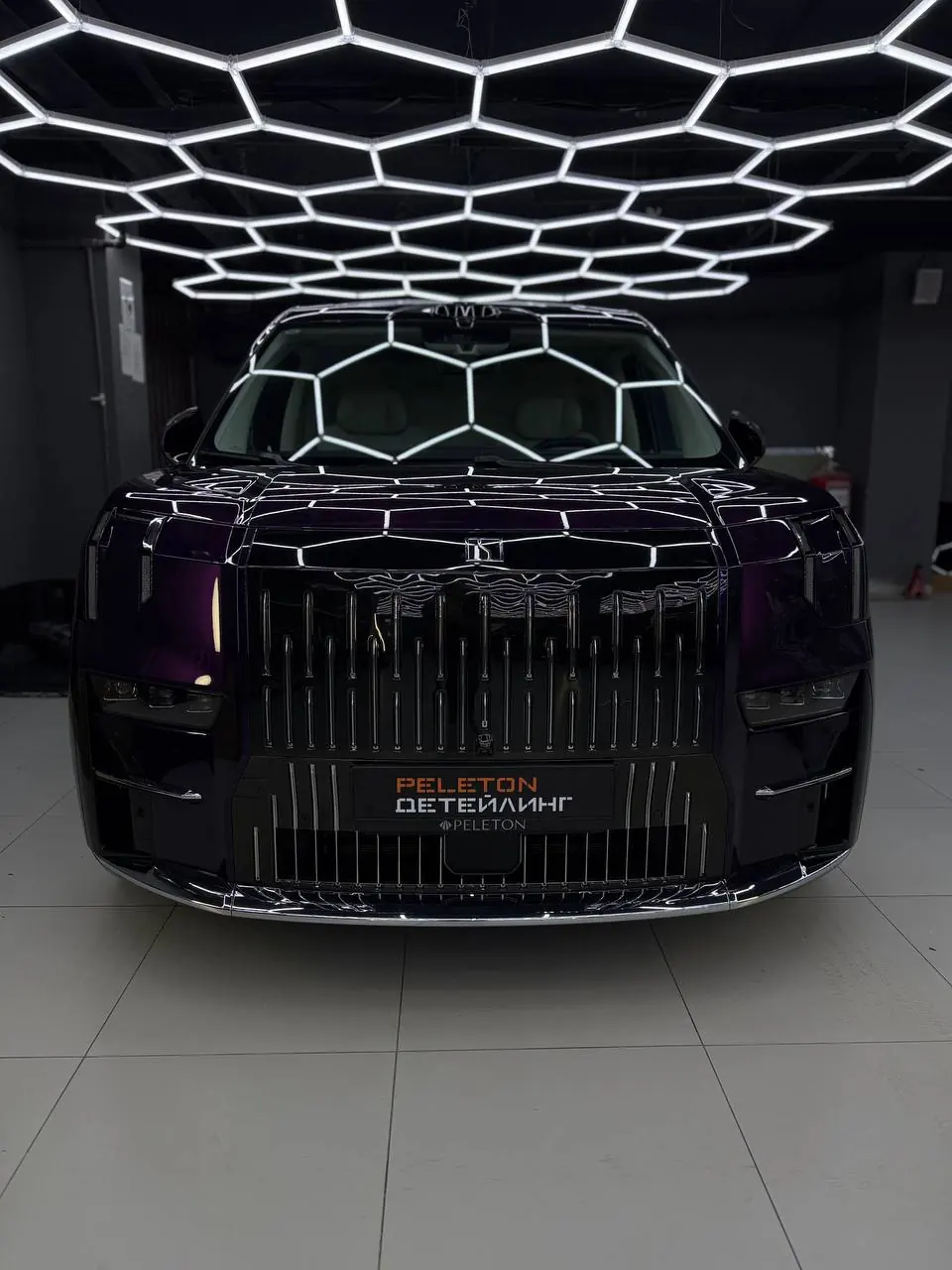 Оклейка Zeekr 009 в Metallic Midnight Purple: из черного - в глубокий пурпур